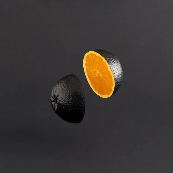 Composizione Creativa Estiva Con Frutta Fette Arancio Metallizzato Nero Sfondo — Foto Stock