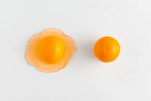 Kreatywny Pomysł Lato Całym Kawałkiem Pomarańczy Topniejącej Białym Tle Zdrowa — Zdjęcie stockowe