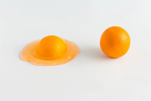 Δημιουργική Καλοκαιρινή Ιδέα Μια Ολόκληρη Φέτα Πορτοκαλιού Λιώνει Λευκό Φόντο — Φωτογραφία Αρχείου