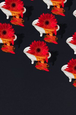 Yaratıcı bir Cadılar Bayramı şablonu. Küvette kırmızı çiçek, kan ve taç yaprakları. Minimum tatil konsepti. Boşluğu kopyala.