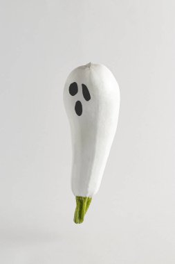 Taze beyaz balkabağı ile Cadılar Bayramı minimal konsepti. Yaratıcı tatil partisi fikri