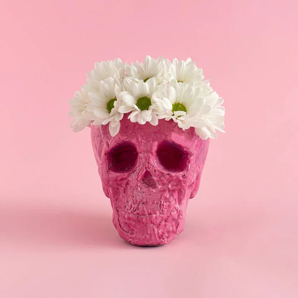 Calavera Con Flores Sobre Fondo Rosa Halloween Concepto Amor Moda — Foto de Stock