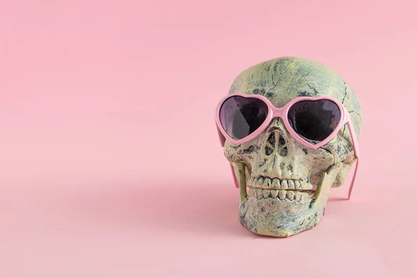 Calavera Con Gafas Sobre Fondo Rosa Halloween Concepto Amor Moda — Foto de Stock