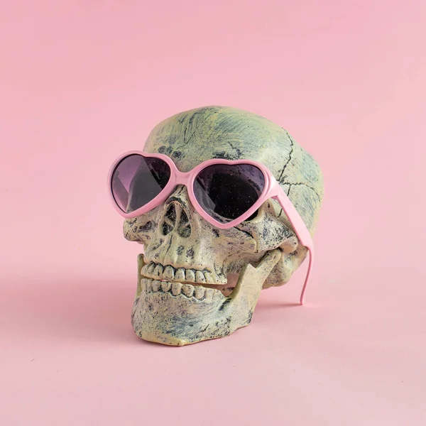 Calavera Con Gafas Sobre Fondo Rosa Fashio Creativo Halloween — Foto de Stock