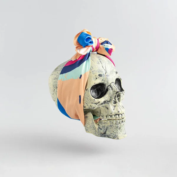 Cráneo Creativo Con Bufanda Colores Sobre Fondo Gris Concepto Moda — Foto de Stock