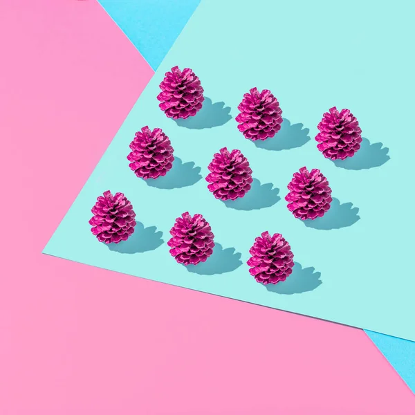 Composição Geométrica Criativa Com Cones Coloridos Sobre Fundo Rosa Azul — Fotografia de Stock
