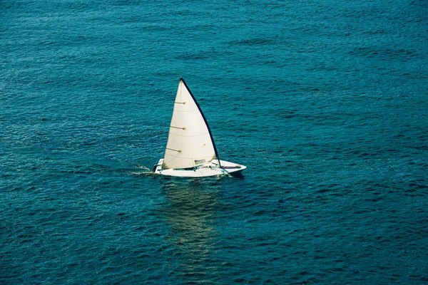 Segelbåt i öppet hav i solljus — Stockfoto