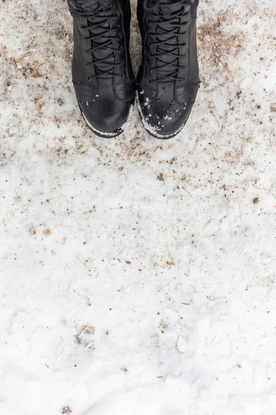 Botas de couro preto na neve — Fotografia de Stock