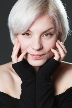 Güzel sarışın bir kadının stüdyo portresini kapat.