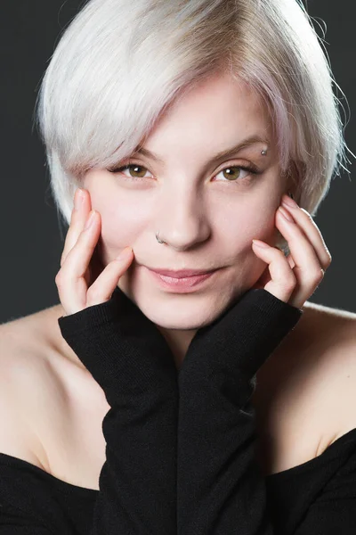 Güzel sarışın bir kadının stüdyo portresini kapat.