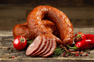 Polonya usulü sosis, sebzeli domuz sosisi. ön görünüm.