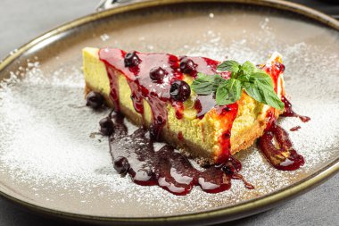 Üzerine meyve reçeli peynirli kek, üzümlü peynirli kek.