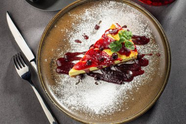 Üzerine meyve reçeli peynirli kek, üzümlü peynirli kek.