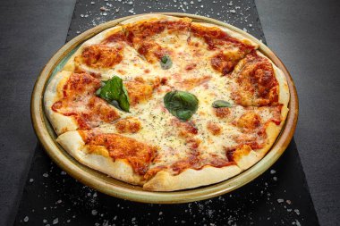 İtalyan pizzası. Dört peynir. Mozzarella, Emmental, Parmesan, Gorgonzola