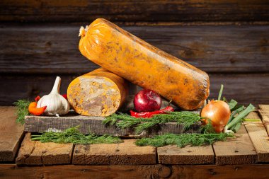 Kavyrma tahtada. Gagauz ve Türk mutfağı. Sarımsaklı, yeşillikli ve biberli Kavyrma