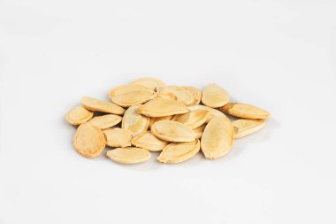 Beyaz arkaplanda izole edilmiş kabak tohumları