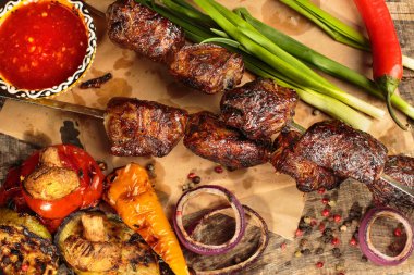 Shashlik ya da şiş kebap ızgarada ızgara mangal kömürü ve ızgara sebze. Metal şiş üzerinde ızgara domuz eti..