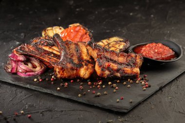 Baharat ve bitkilerle ızgara biftek. Üst görünüm düzlüğü kopyalama alanı ile yatıyordu