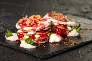 Kirazlı ve ekşi kremalı Moldova gözlemesi Guguta 'nın Kap ya da Odunlu Kek,