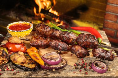 Shashlik ya da şiş kebap ızgaranın üstünde ızgara kömür hazırlıyor. Metal şiş üzerinde ızgara domuz eti..