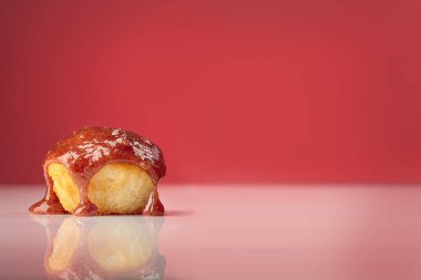 Pembe arka planda çilekli kek.