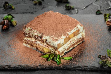 Siyah tahtada naneli geleneksel İtalyan tatlı tiramisusu..