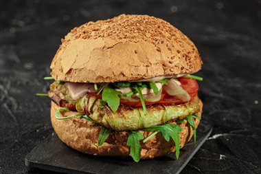 Köfteli, peynirli, sebzeli ve Rukkola soslu ızgara burger..