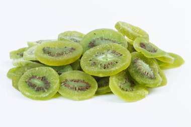 Kurutulmuş kivi beyaz arkaplanda izole edildi