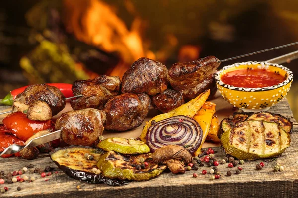 Shashlik ou shish kebab preparando-se em churrasqueira sobre carvão quente. Pedaços grelhados de carne de porco em espetos metálicos. — Fotografia de Stock