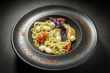 Koyu arkaplanda makarna, kapat