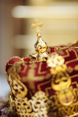 Kilisede geleneksel düğün tacı.