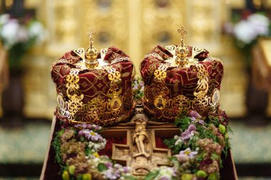 Geleneksel düğün taçları kilisede.