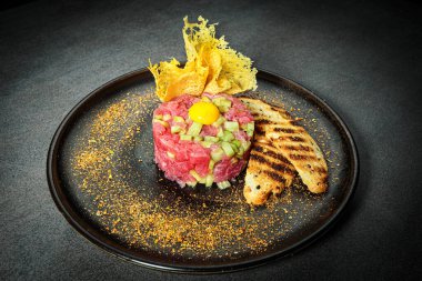 Salatalıklı ton balığı, küçük yapraklar, yumurta sarısı, cips ve kızarmış ekmek.