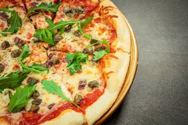 Geleneksel İtalyan pizzası, kapat, mesaj için yer aç.