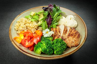 Kahvaltının içinde yeşil, brokoli, avokado, mozarella, tavuk filetosu, domates ve kinoa var..