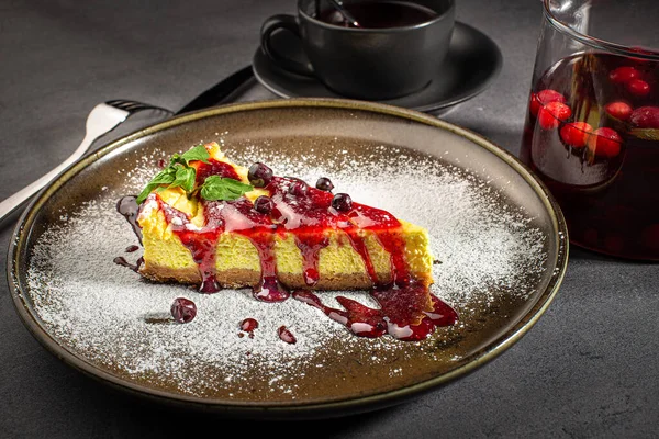 Cheesecake coberto com geléia de frutas, delicioso cheesecake com geléia de groselha — Fotografia de Stock