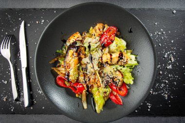 Koyu tabakta susamlı ızgara sebze.