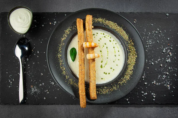Чашка сыра сливочного супа с креветками, хлебными палочками и сметаной — стоковое фото