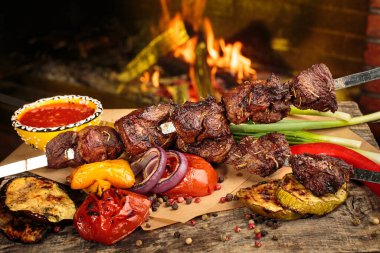 Shashlik ya da şiş kebap ızgarada ızgara mangal kömürü ve ızgara sebze. Metal şiş üzerinde ızgara domuz eti..