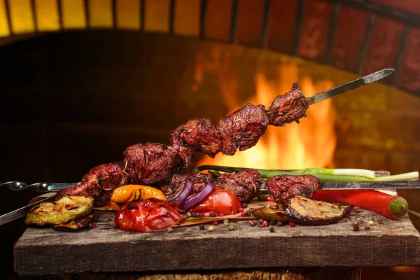 Shashlik Kebab Shish Preparado Churrasqueira Sobre Carvão Quente Com Legumes — Fotografia de Stock