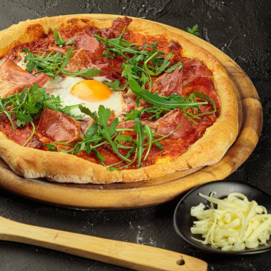 Pizza Carbonara Karanlık Arkaplanda. Geleneksel İtalyan Düz Ekmeği Tahta Tabak Üst Görünümü