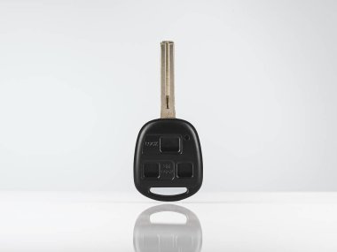 Uzak araba anahtarı beyaz arkaplanda izole edildi