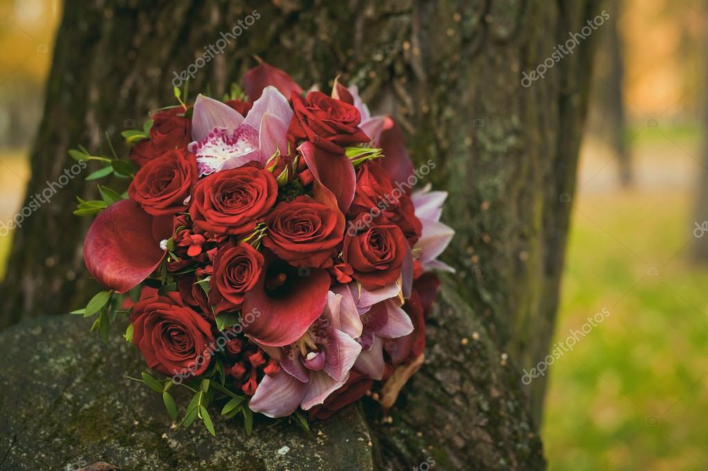 Dark Red Autumn Wedding Bouquet Of Roses And Calla Lilies Stock Photo By C Tsyhanova 55851631