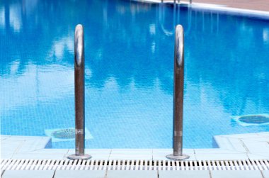 Yüzme havuzu tırabzanları. Spor ve eğlence için yüzme havuzu.