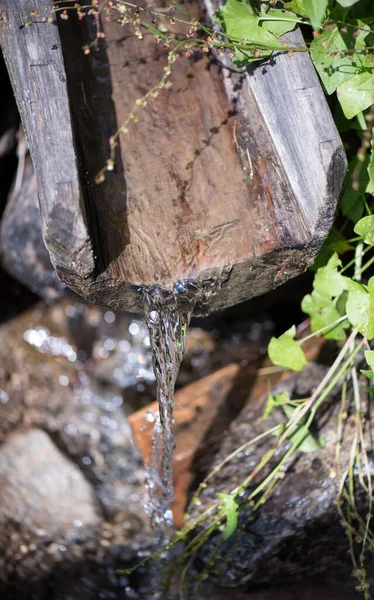 Wooden Gutter Water Mountain Water Supply Mill Spring Clear Mountain — Stock Photo, Image