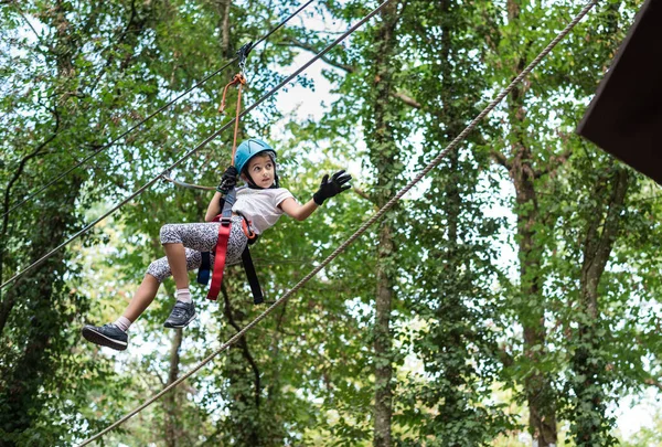 Das Mädchen Abenteuerpark Hindernisparcours Wald — Stockfoto