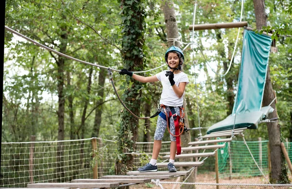 Das Mädchen Abenteuerpark Hindernisparcours Wald — Stockfoto