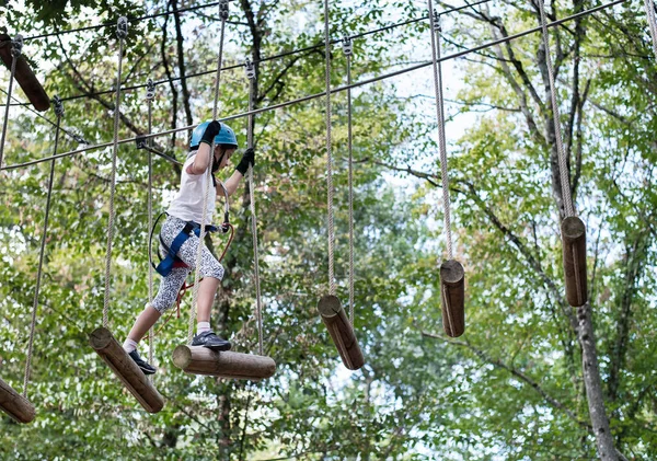 Rapariga Parque Aventuras Curso Obstáculos Floresta — Fotografia de Stock