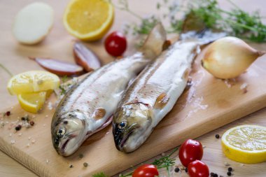 Masada çiğ alabalık ve bir dilim limon, tuz ve baharat..