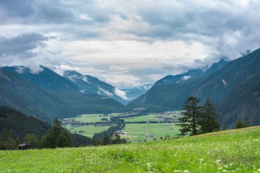 Avusturya Alpleri. Dağ manzarası. Güney Tyrol 'da Avusturya köyü hayatı.